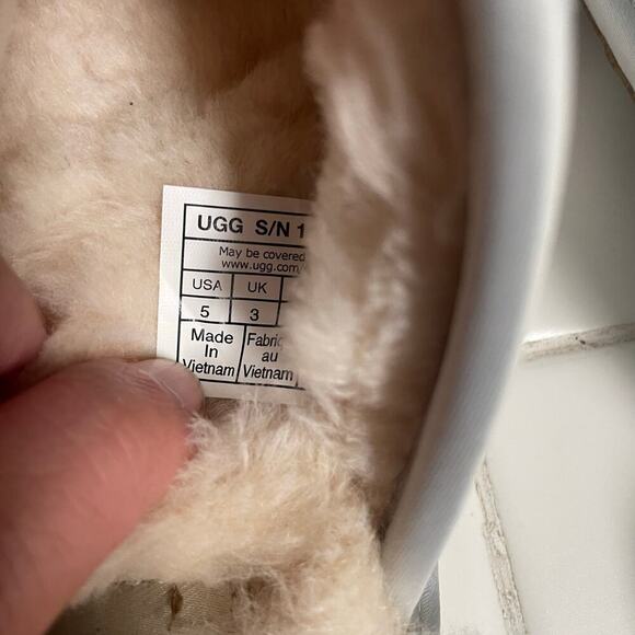 UGG Pearle Iridescent Hologram Slipper Scuff Size 5 NEW Never Worn - Picture 3 of 6